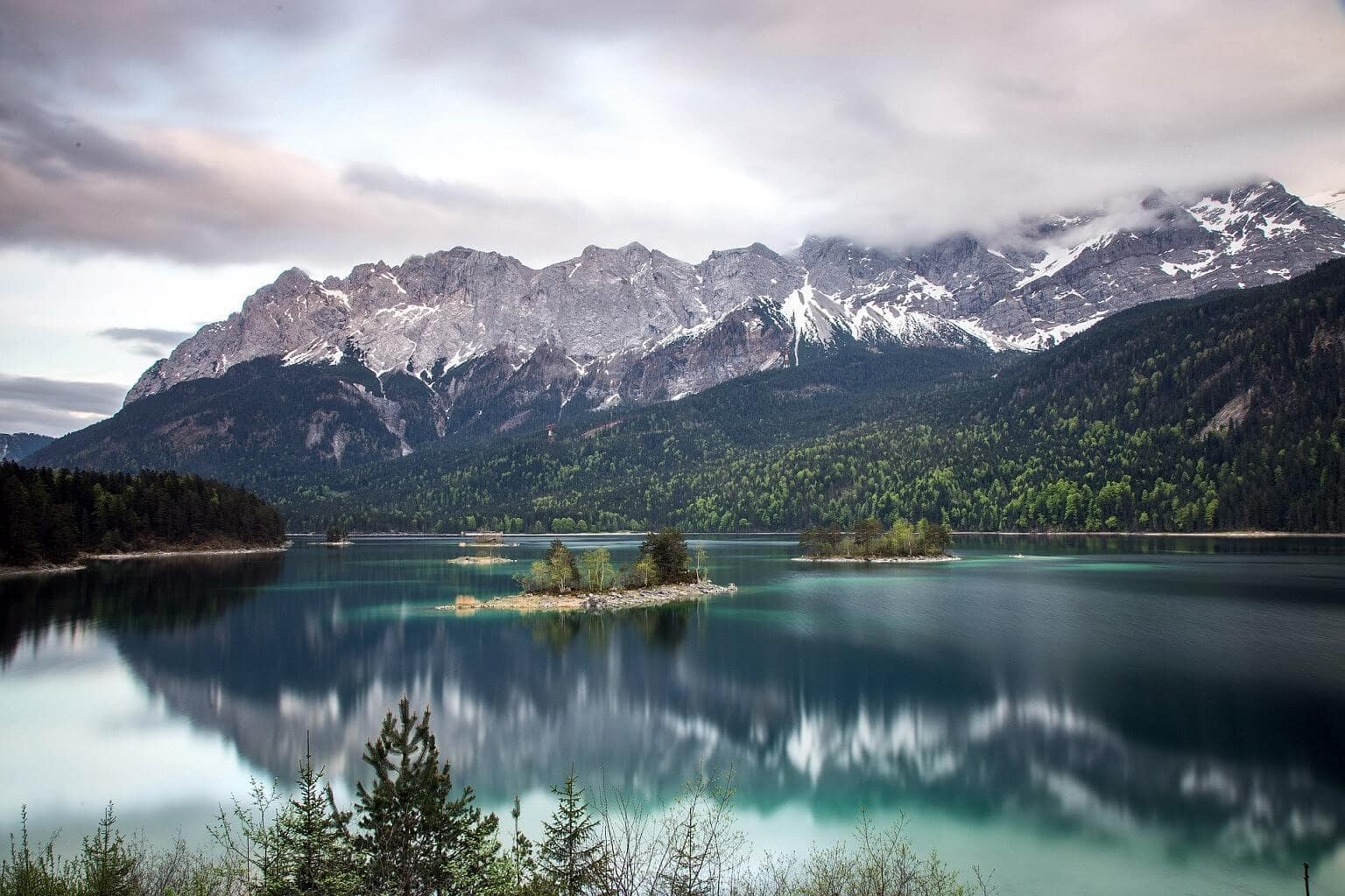 Lake side. Эйбзее Бавария. Озеро айбзее. Озеро гёйгёль Швейцария. Цугшпитце озеро.